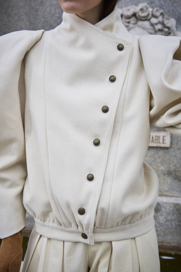 chaqueta abrigo lana color crudo estilo vintage con manga abullonada y botones en diagonal color ro viejo, paloma lajud invierno 23