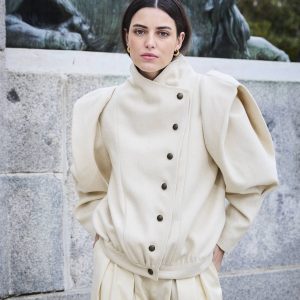 chaqueta abrigo lana color crudo estilo vintage con manga abullonada y botones en diagonal color ro viejo, paloma lajud invierno 23