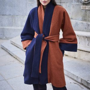 kimono de invierno, lana 100% combinado color naranja y azul marino y cinto, paloma lajud invierno 23