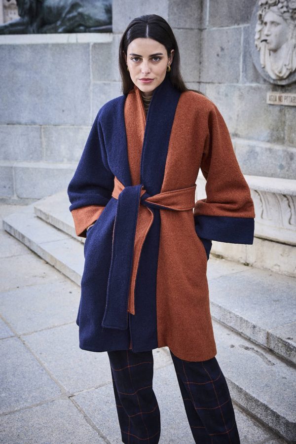 kimono de invierno, lana 100% combinado color naranja y azul marino y cinto, paloma lajud invierno 23