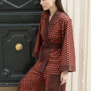 conjunto de pantalon y kimono con print combinado de rombos en colores caldero y granate, coleccion invierno paloma lajud 23