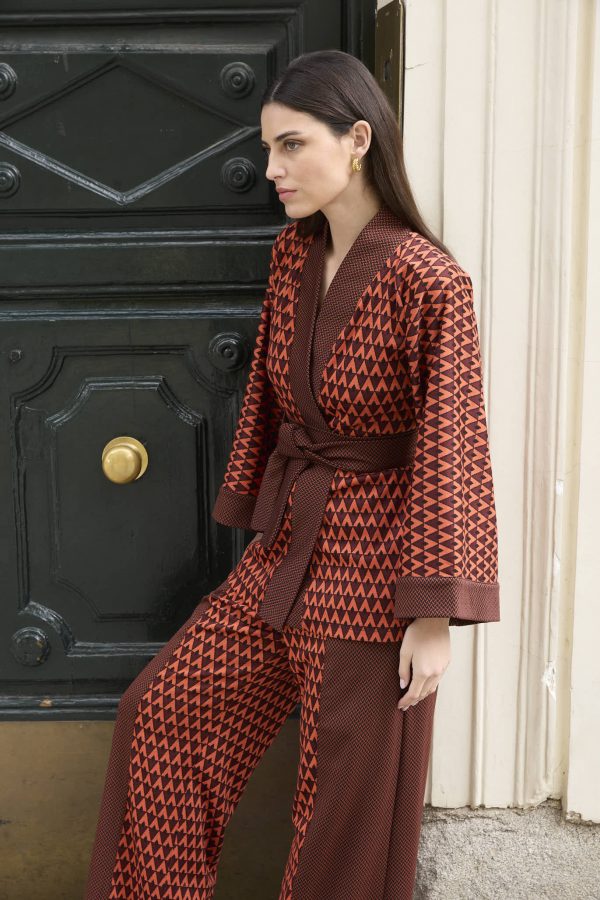 conjunto de pantalon y kimono con print combinado de rombos en colores caldero y granate, coleccion invierno paloma lajud 23