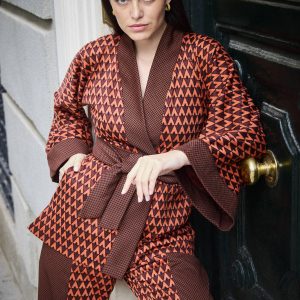 kimono corto tipo chaqueta con print de rombos granate con caldero y cinto. paloma lajud invierno 23