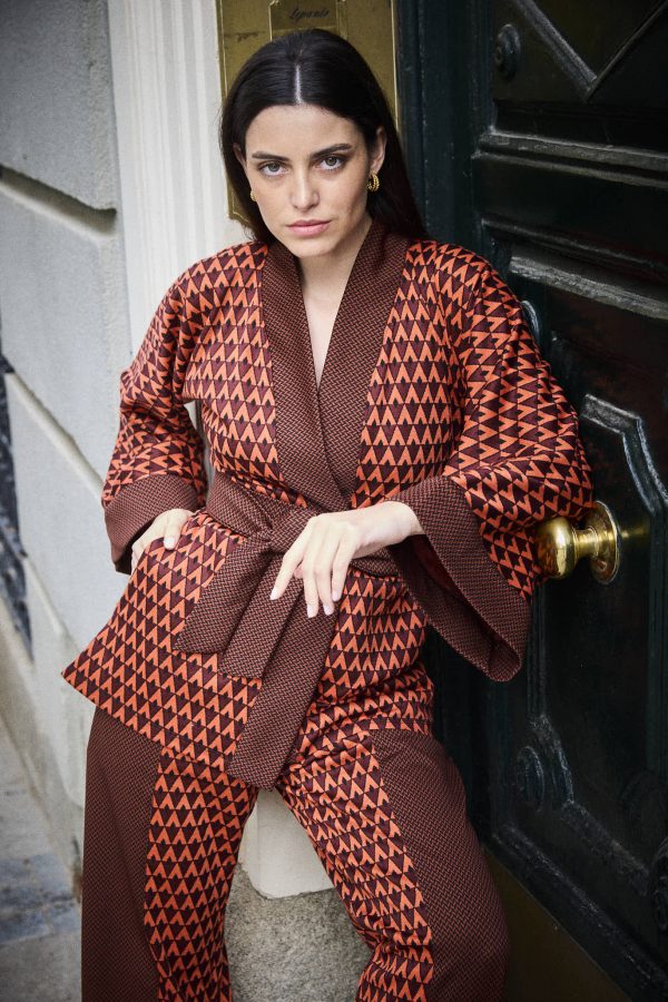 kimono corto tipo chaqueta con print de rombos granate con caldero y cinto. paloma lajud invierno 23