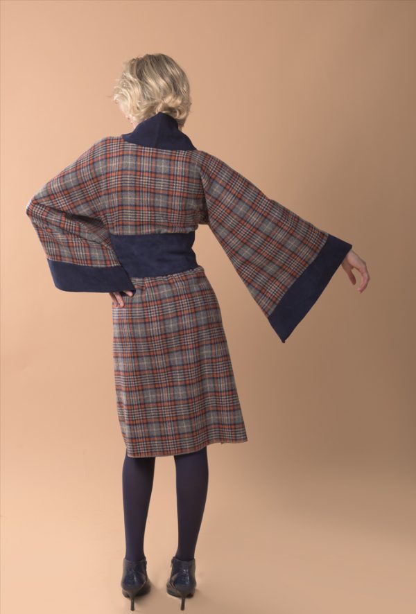 Abrigo tipo kimono de lana a cuadros estilo escocés azul y naranja y ante italiano azul marino.
