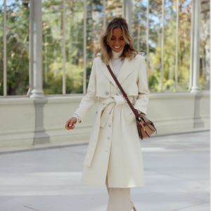 Paula Arguelles viste gabardina abrigo blanco de paloma lajud otoño invierno 2019 de lana el mas top y trendy de la temporada