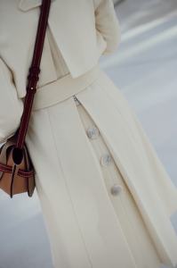 Paula Arguelles viste gabardina abrigo blanco de paloma lajud otoño invierno 2019 de lana el mas top y trendy de la temporada