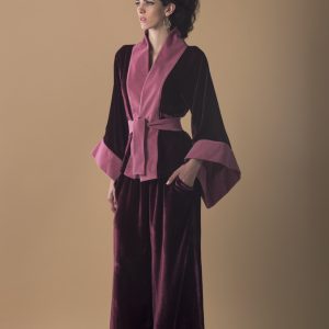 Mujer con conjunto para celebracion de kimono blazer con pantalon de color burdeos o vino
