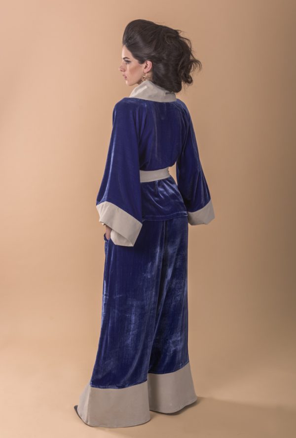 Mujer con conjunto para celebracion de kimono blazer con pantalon de color azul con gris