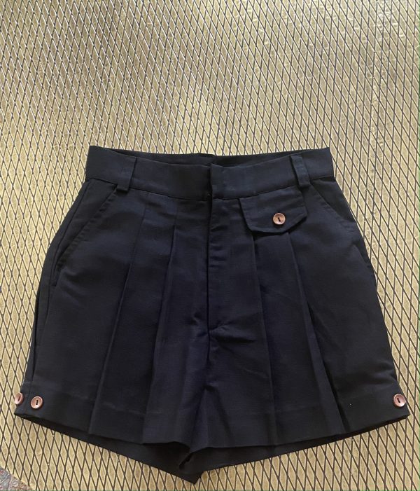 short greta lino negro, pantalon corto en color negro con botones de madera, cintura alta y tablones, coleccion paloma lajud primavera verano 22