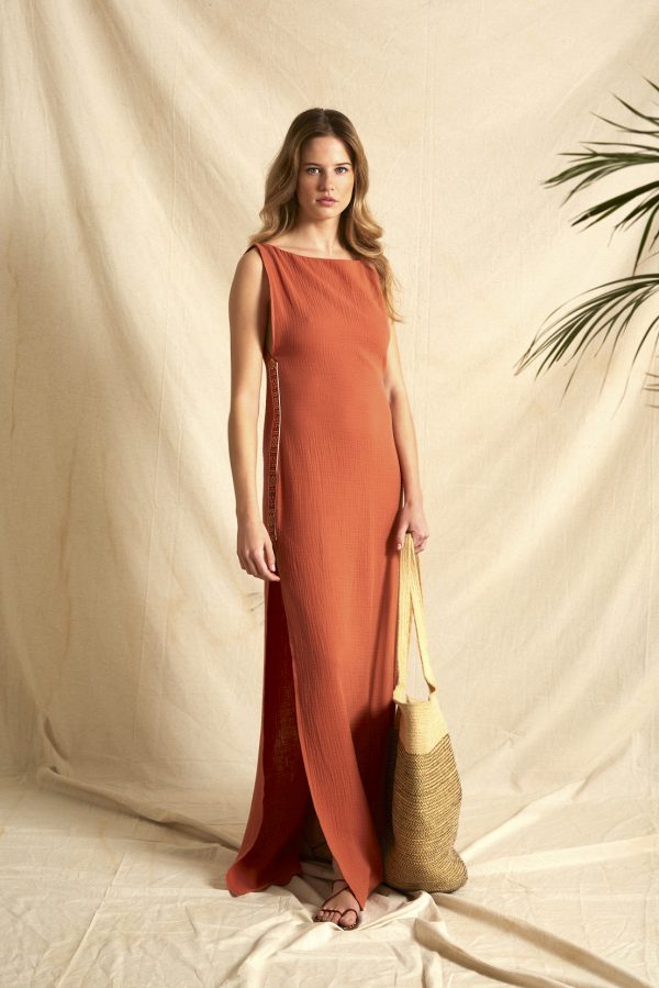 Vestido Ravello color naranja, Vestido recto cuello barco y cinta etnica con sisa amplia y abertura a los lados color naranja