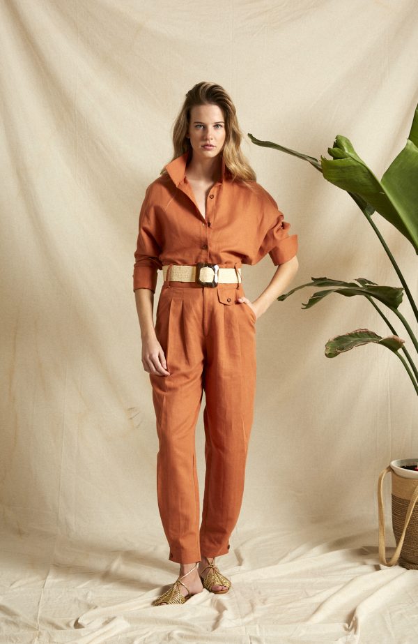 pantalon chino abombado con cinturilla ancha y alta, detalle de botones en el borde inferior, tejido de lino color naranja
