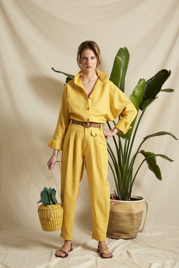 pantalon chino abombado con cinturilla ancha y alta, detalle de botones en el borde inferior, tejido de lino color amarillo