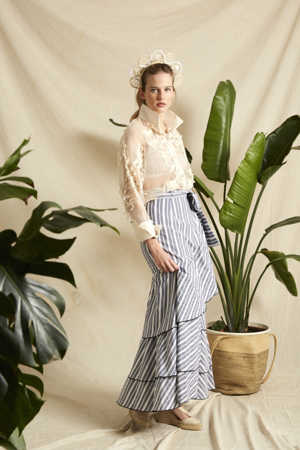 Camisa de seda 100%, tiene un gran trabajo de bordado a mano, unas palmeras tropicales en color crudo que evocan a la temporada de calor con una elegancia suprema.