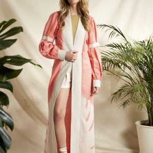 Kimono con mangas abullonadas y detalle de tablones, se puede llevar con o sin lazo en la cintura, lleva una hoja bordada en el frente en la parte inferior