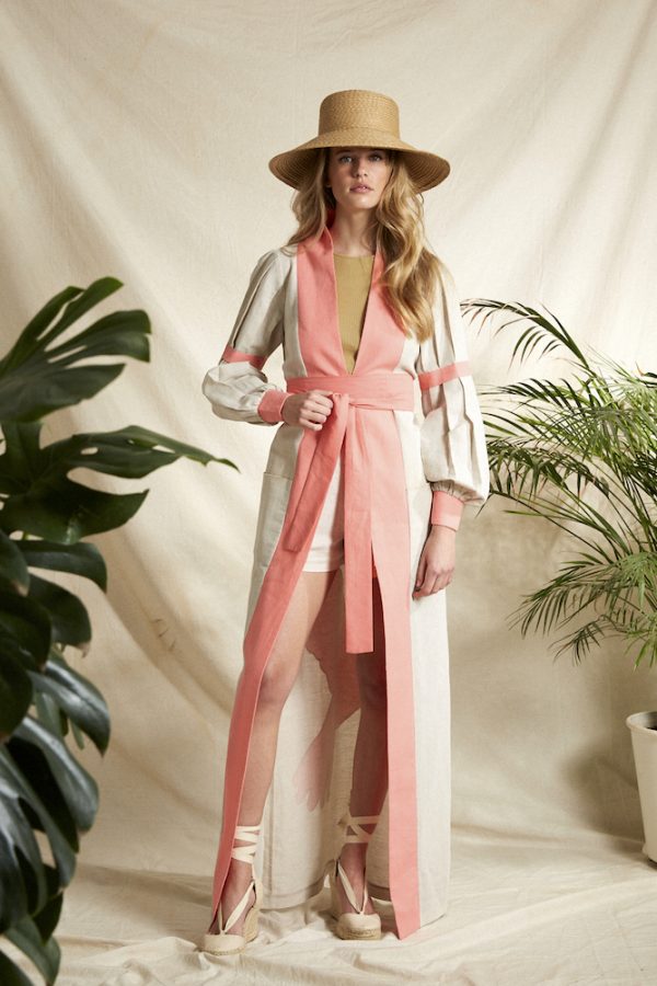 Kimono de lino con mangas abullonadas y detalle de tablones, se puede llevar con o sin lazo en la cintura, lleva un colibrí bordado en la parte posterior