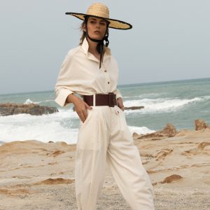 pantalon greta beige frente, corte tipo chino con cintura alta y ancha, detalle de botones de madera y tablones coleccion primavera verano paloma lajud 2021