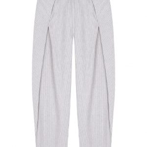 Pantalon Marcel, pinzas geometricas al frente, color gris muy claro con raya diplomarica negra, paloma lajud otoño 23