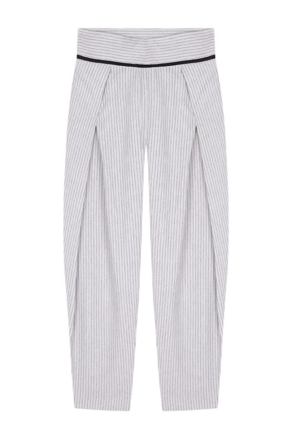 Pantalon Marcel, pinzas geometricas al frente, color gris muy claro con raya diplomarica negra, paloma lajud otoño 23