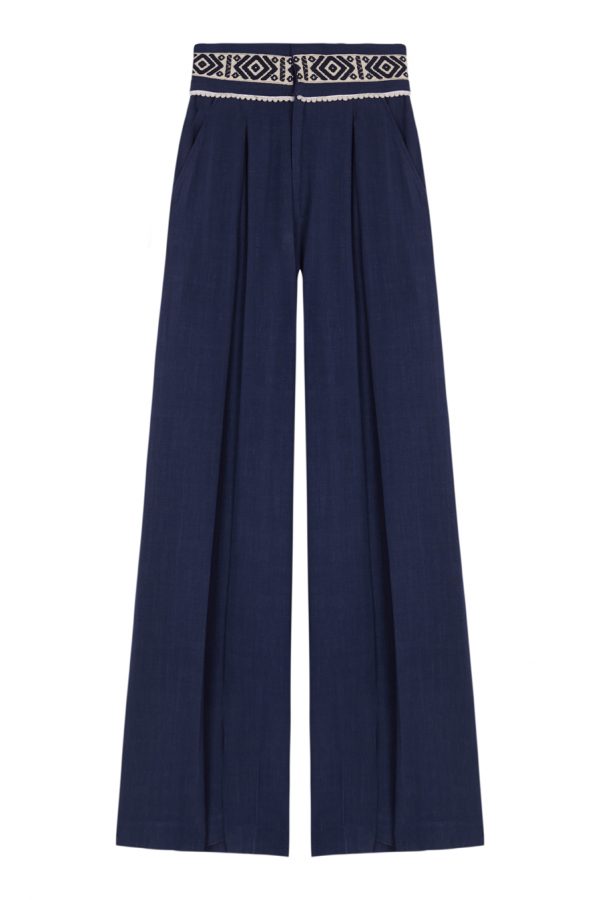 pantalon azul de lino con pinzas al frente y cinta bordada azul marino con crudo en la cintura paloma lajud primavera verano 2023