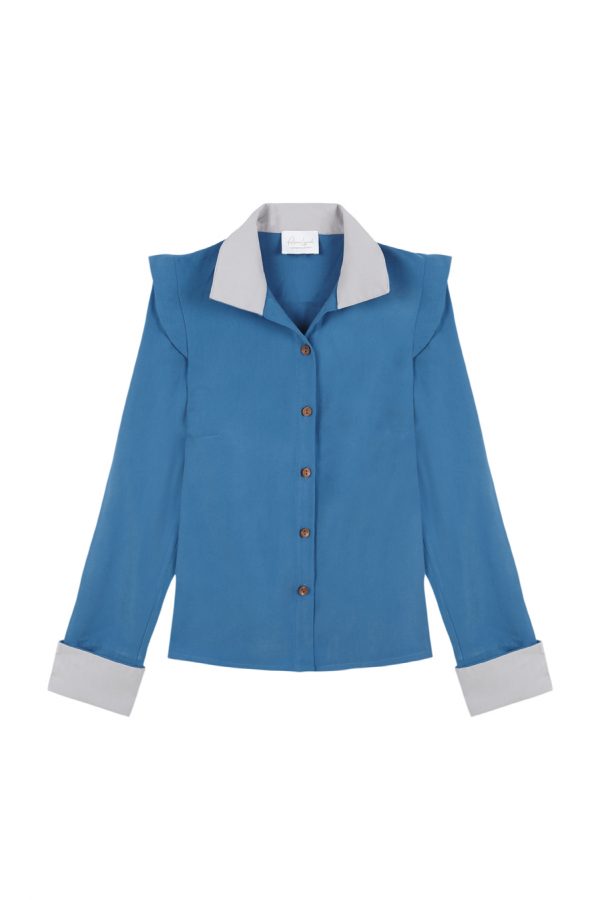camisa con detalle en hombro, puños y cuellos, color azul con contrastes gris y botones de madera - paloma lajud otoño invierno 22