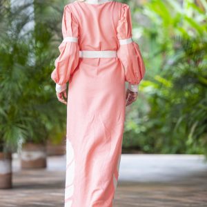vestido de lino color coral con contrastes en crudo mangas abullonadas y hoja tropical bordada al frente