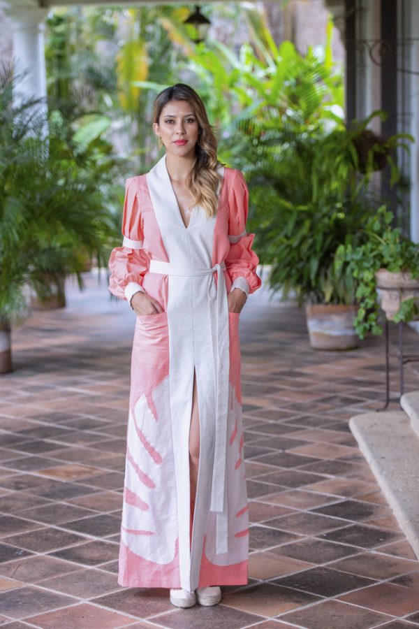 vestido de lino color coral con contrastes en crudo mangas abullonadas y hoja tropical bordada al frente