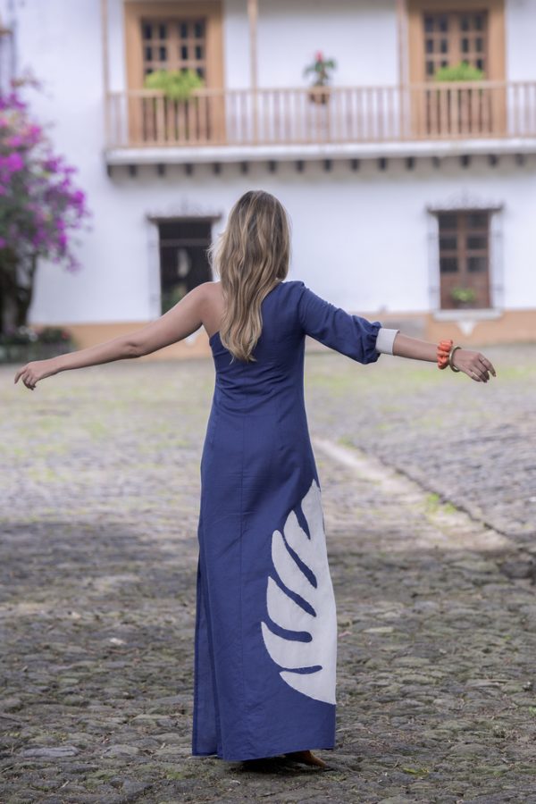 Vestido de lino azul Quintana Roo-side con hoja tropical bordada en la espalda one shoulder