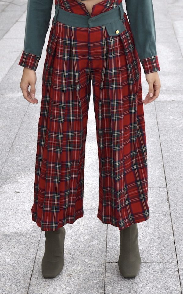 pantalon galdana cuadros escoceses rojo con verde, tablones al frente y bolsillo falso con boton dorado